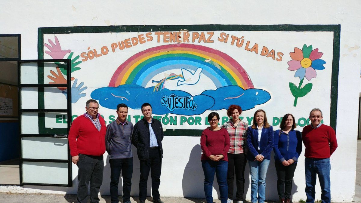 Participantes  en la reunión del lunes, delante del Colegio San Tesifón.