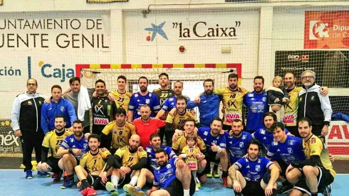 Los jugadores ejidenses en la pista.