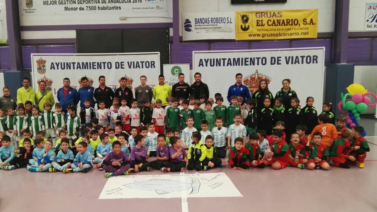 Foto de familia en el pabellón de Viator.