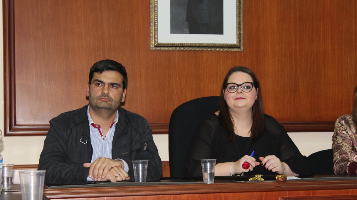 La alcaldesa María Isabel López junto al edil Martín Morales durante un Pleno.