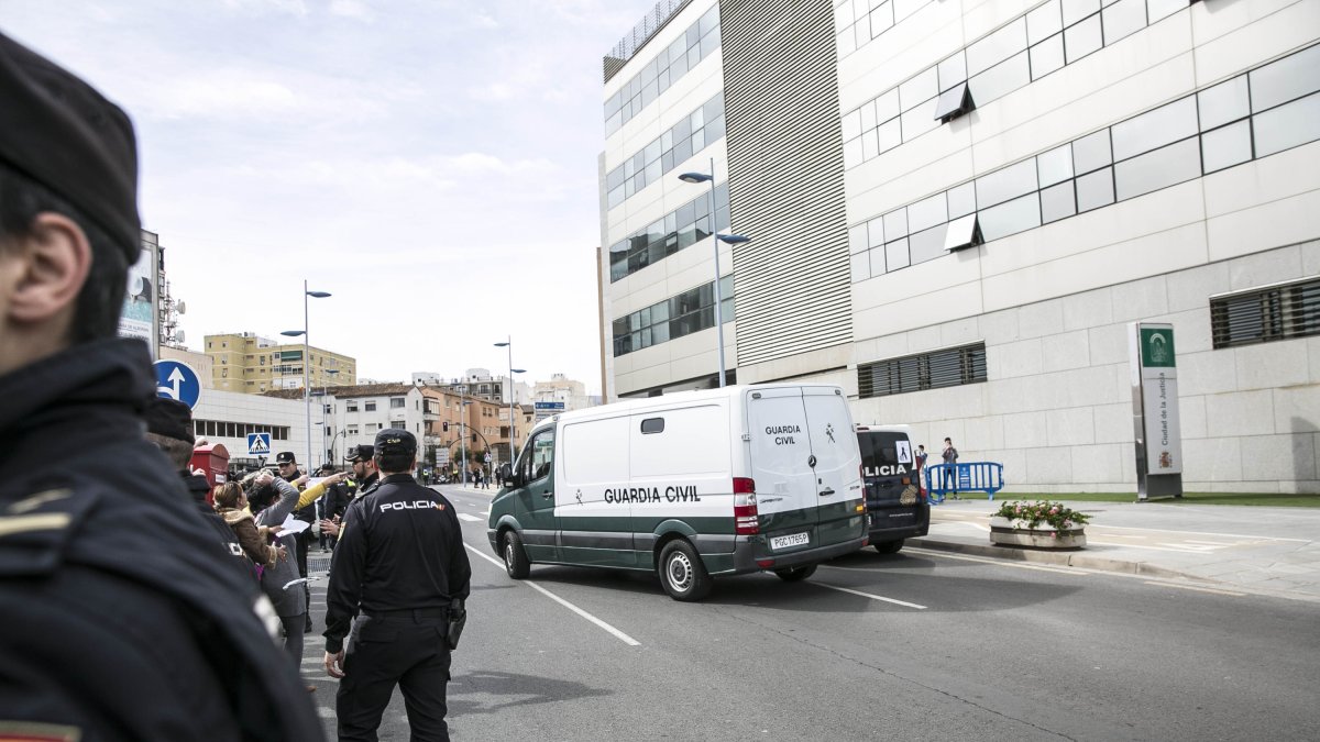 Salida del furgón con la detenida tras declarar