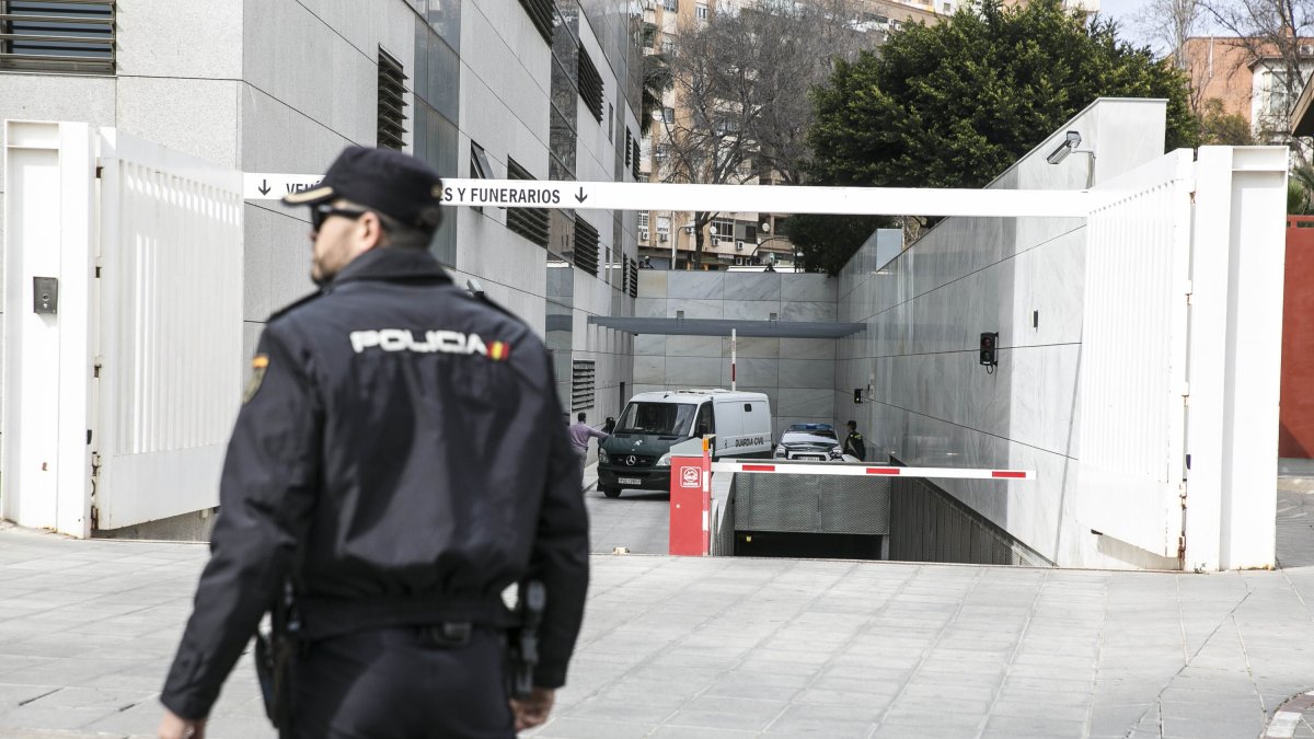 La Policía Nacional protege el furgón de la detenida