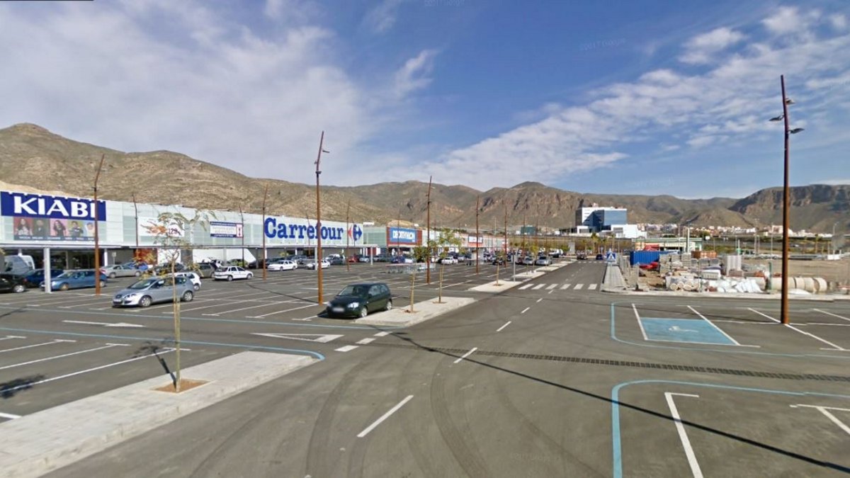 La superficie comercial vicaria está ubicada junto a la Avenida del Mediterráneo.