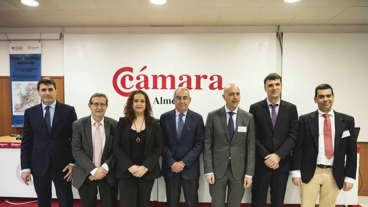 Autoridades y empresarios al inicio de la jornada sobre el Corredor.