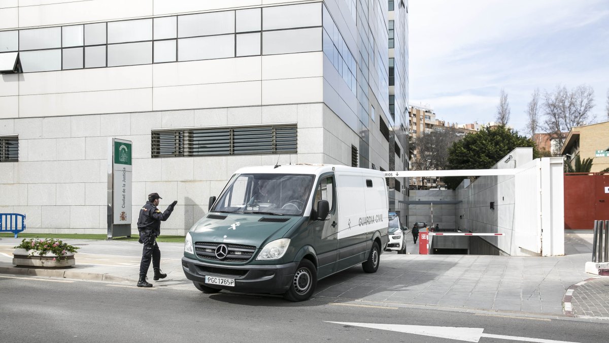 El furgón con la detenida, saliendo ayer de la Ciudad de la Justicia.