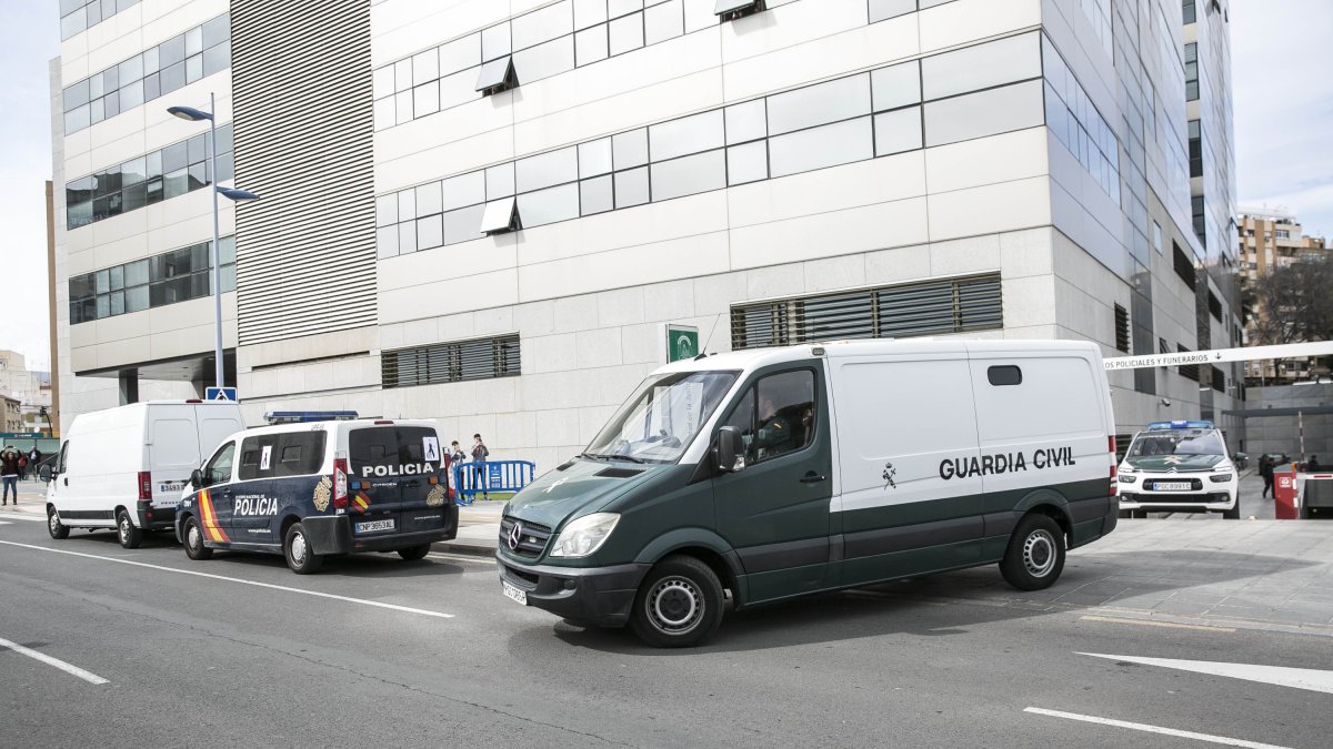 Salida del furgón de la acusada.