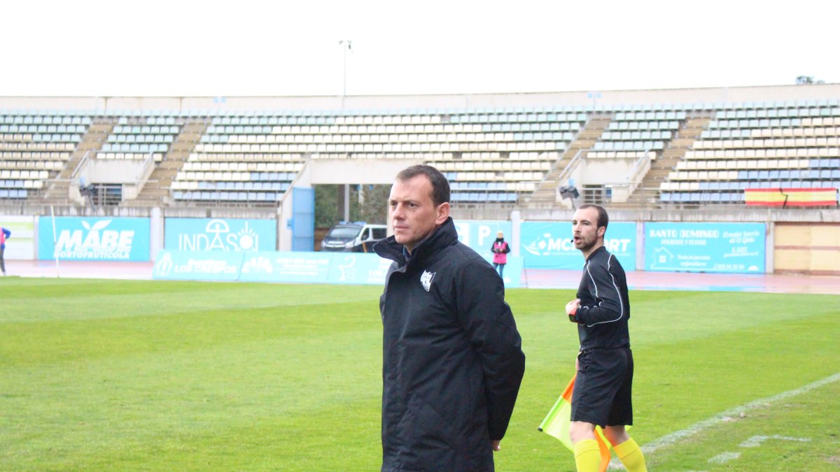 Alberto González en el banquillo del CD El Ejido en un partido de liga
