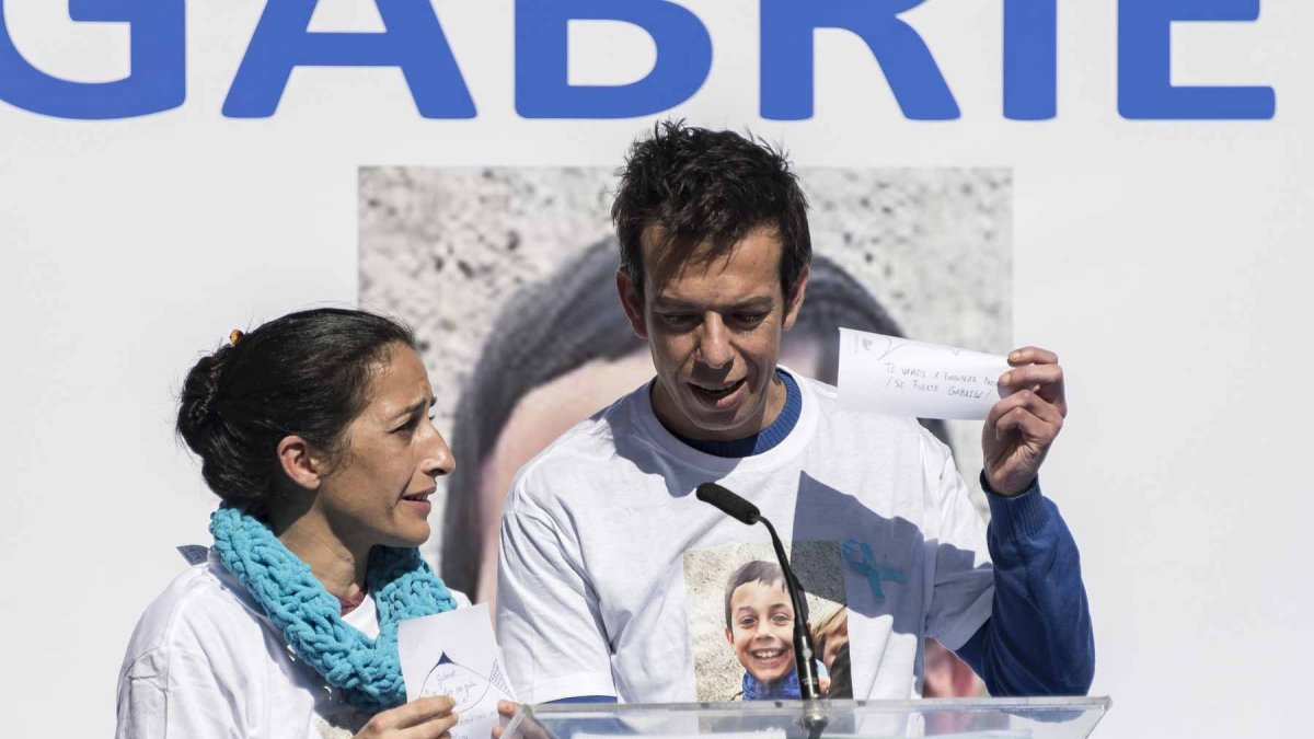 Los padres de Gabriel Cruz, durante la concentración en la Puerta de Purchena.