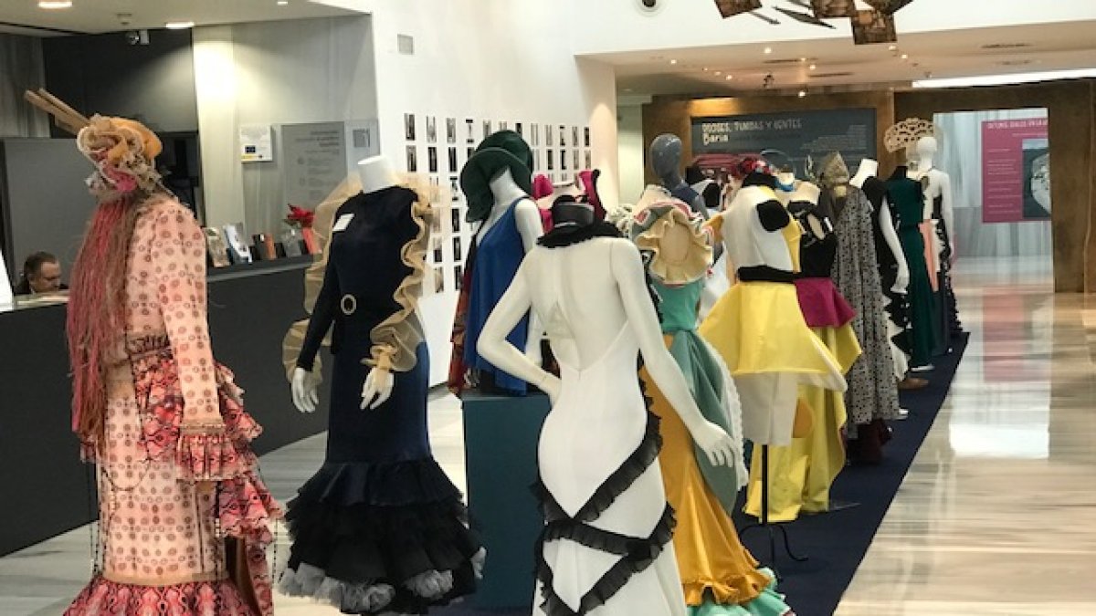 Vestidos de la muestra a alumnas de la Escuela de Arte, que puede verse hasta el domingo en el Museo de Almería.