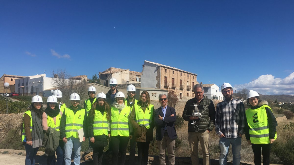 Profesores y alumnos con el palacio al fondo.