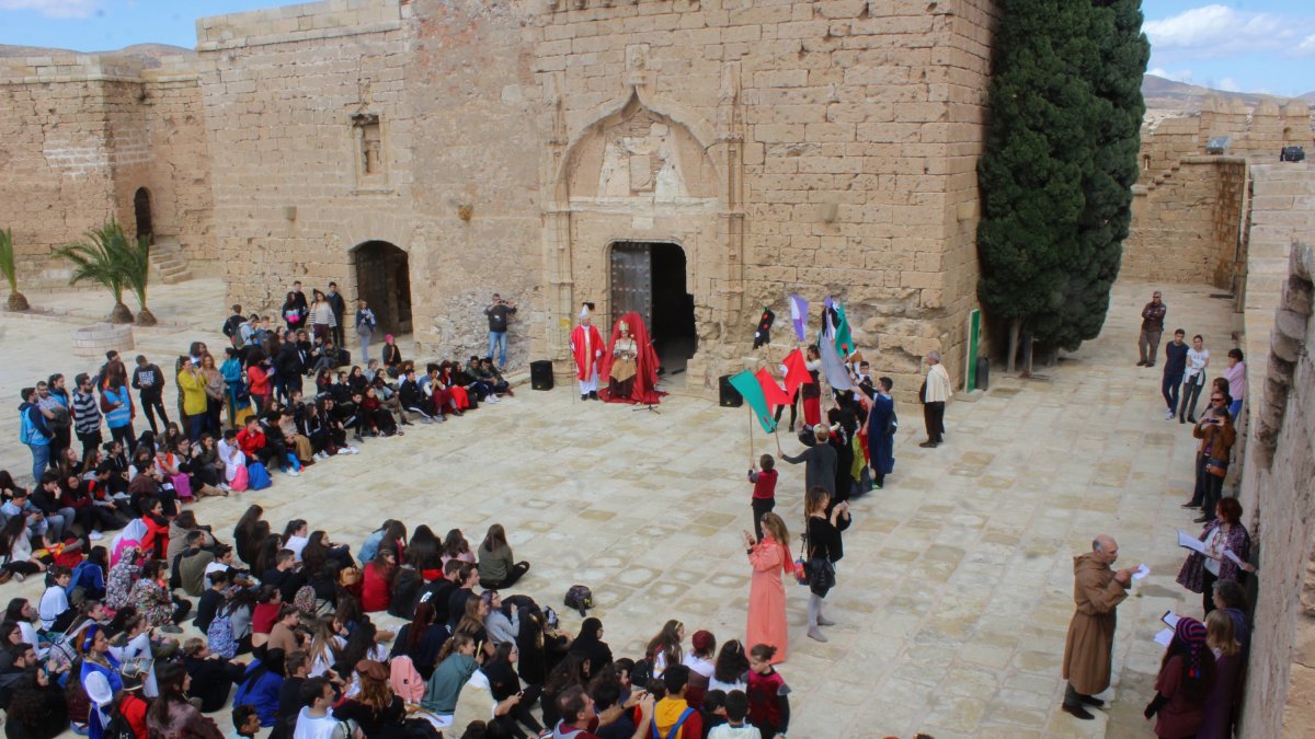 Recreación del IES Argar de una coronación medieval en la Alcazaba.