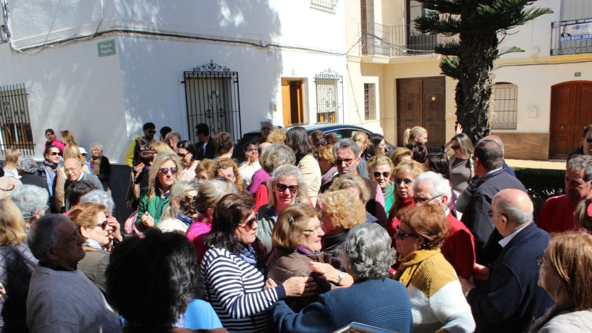 Los habitantes de Antas y su alcaldesa, Isabel Belmonte, arropan a toda la familia de Diego tras lo sucedido con el pequeño Gabriel.