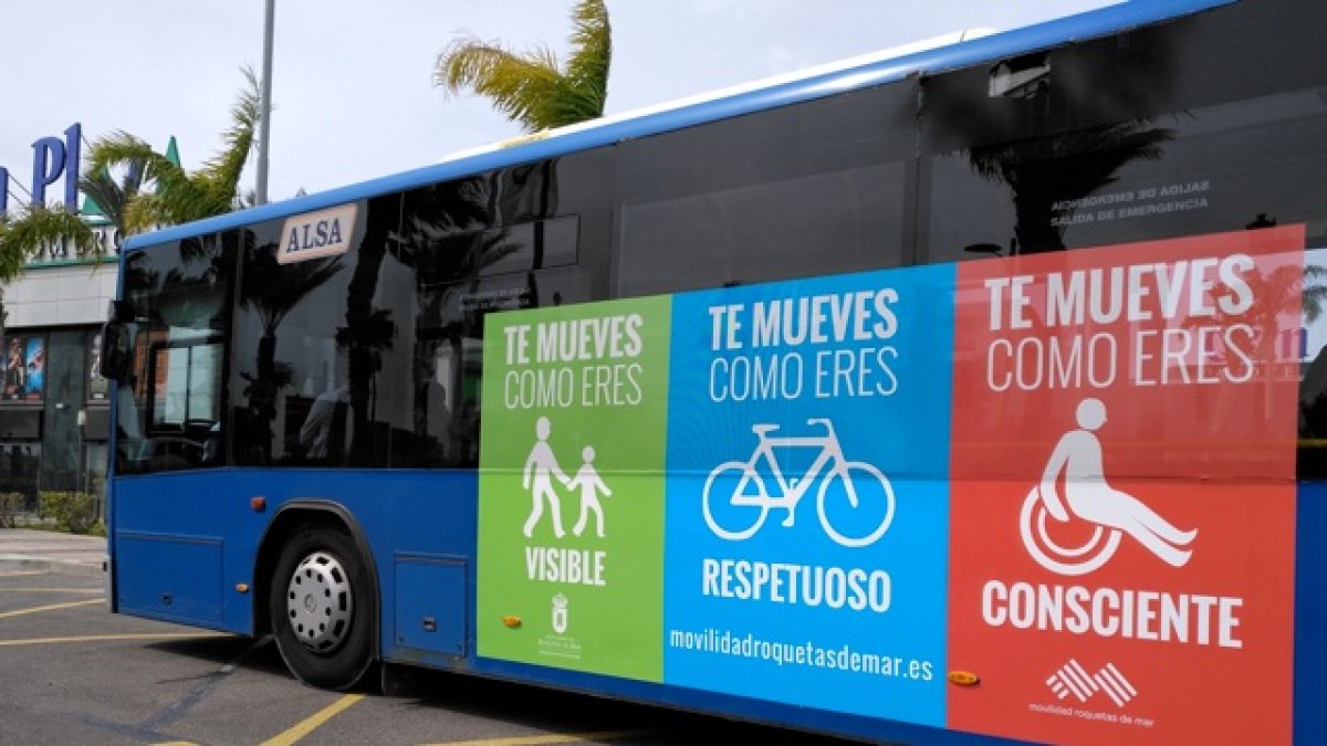 Autobús con algunas de las gráficas de la campaña ‘Te mueves como eres’.