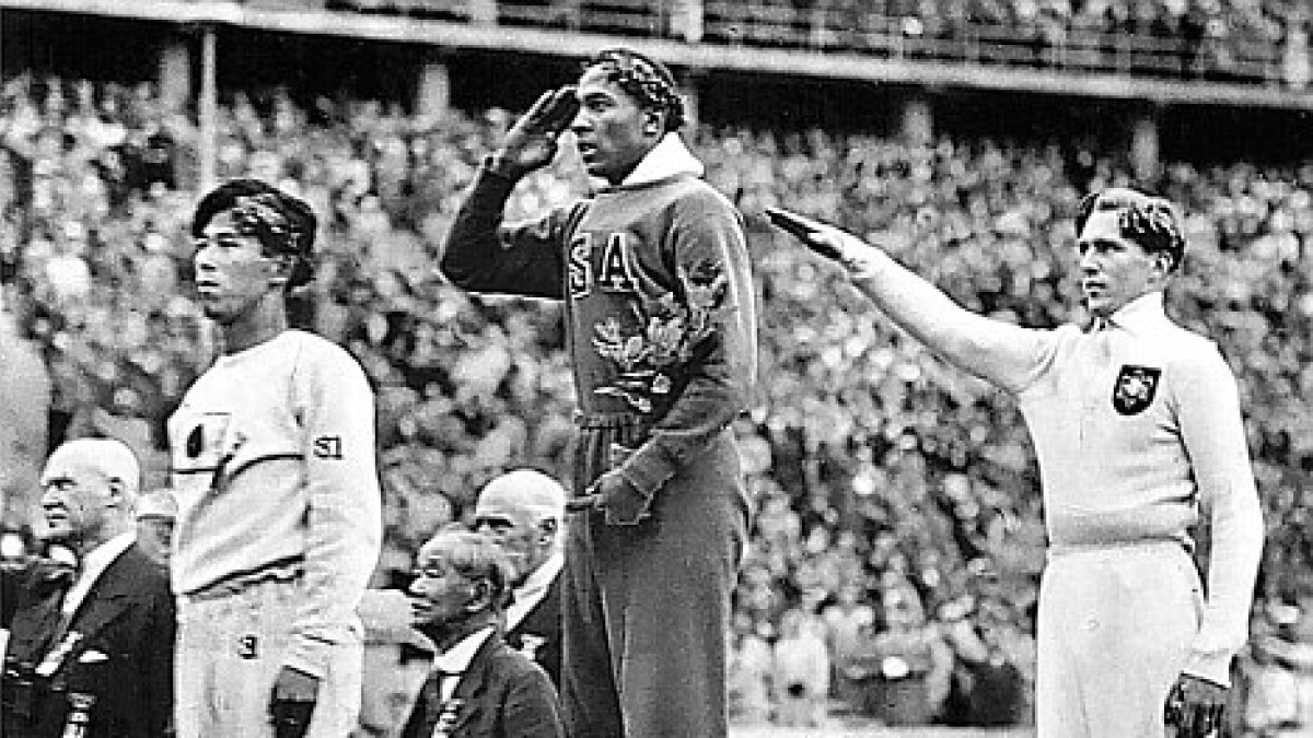 Jesse Owens en el podio tras ganar el oro en los Juegos de Berlín en 1936.