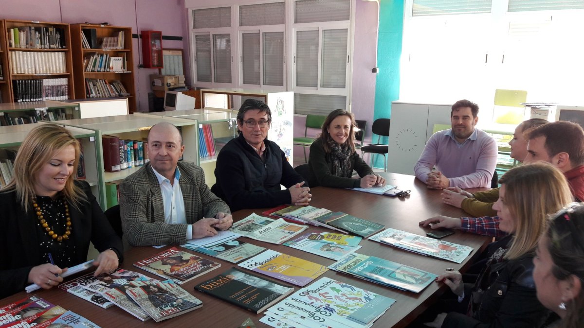 Reunión en uno de los centros educativos de Adra.