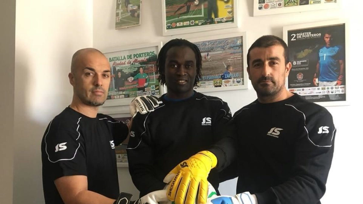 Segura dirige varias escuelas de porteros en la provincia junto a Papa Masse.