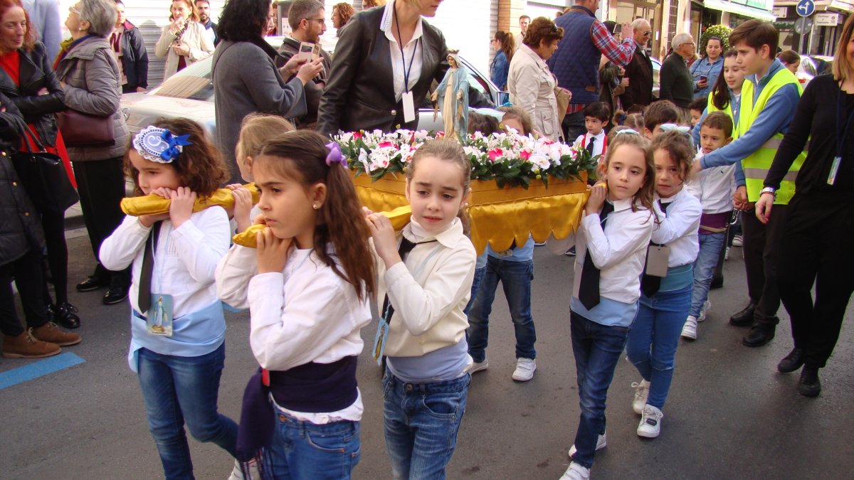 Las pequeñas costaleras portaron las andas con la imagen de la Virgen Milagrosa.