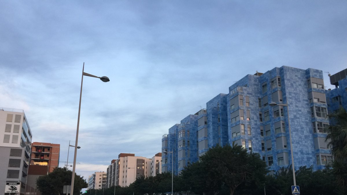 La calle A. Muñoz Zamora con los bloques azules conocidos como ‘La Pecera’.
