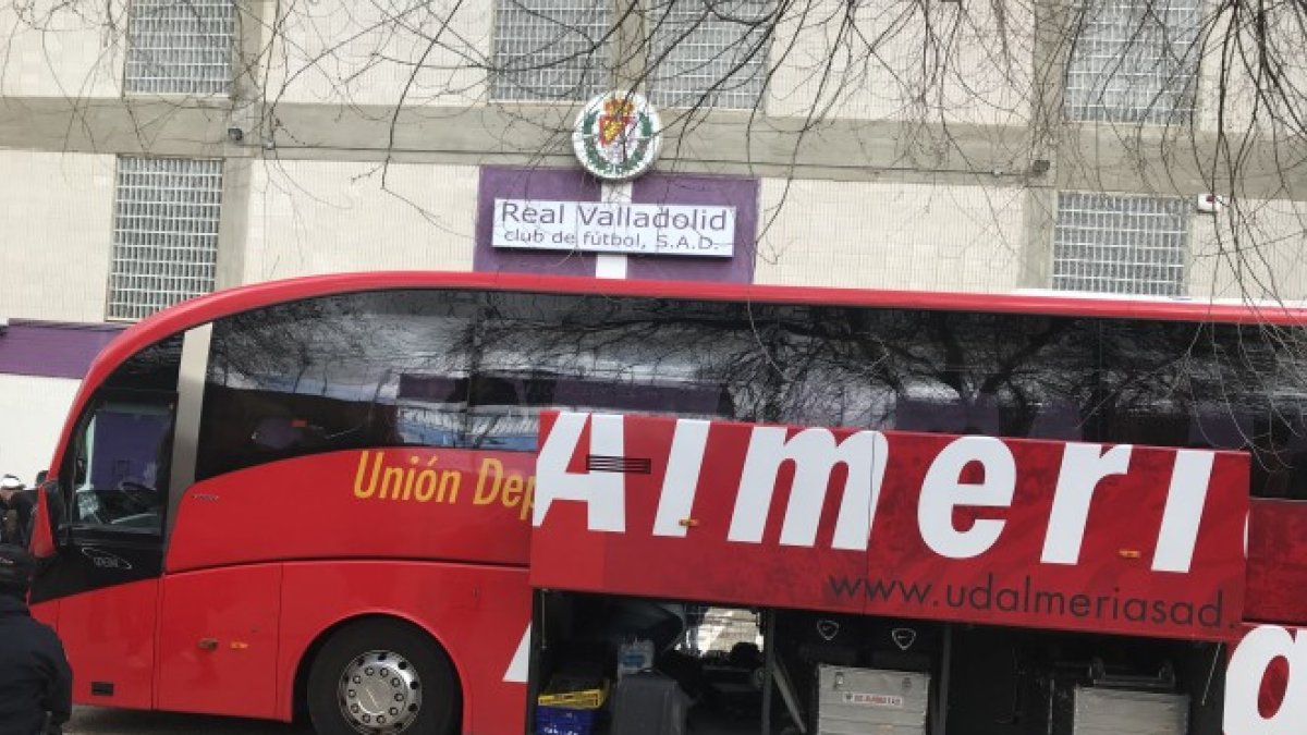 El bus del Almería en Pucela.