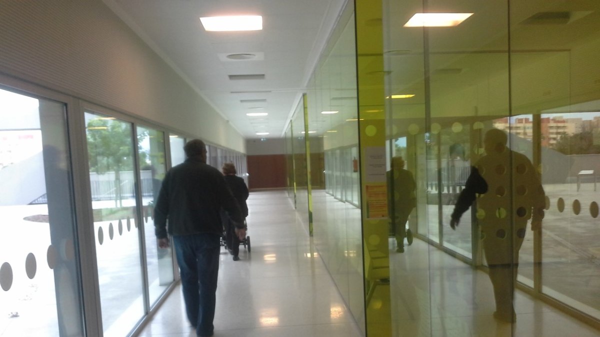 Usuarios en el centro de salud Vega de Acá en la capital almeriense durante los primeros días del mes de diciembre.