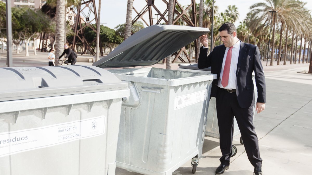Juan José Alonso concejal de Servicios Municipales contemplando algunos de los nuevos contenedores.