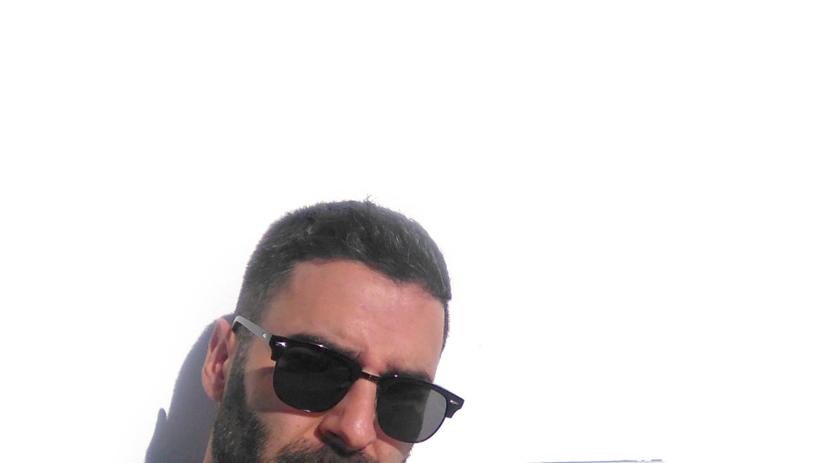 Lorente con un ejemplar de las memorias de La Veneno y su ilustración.