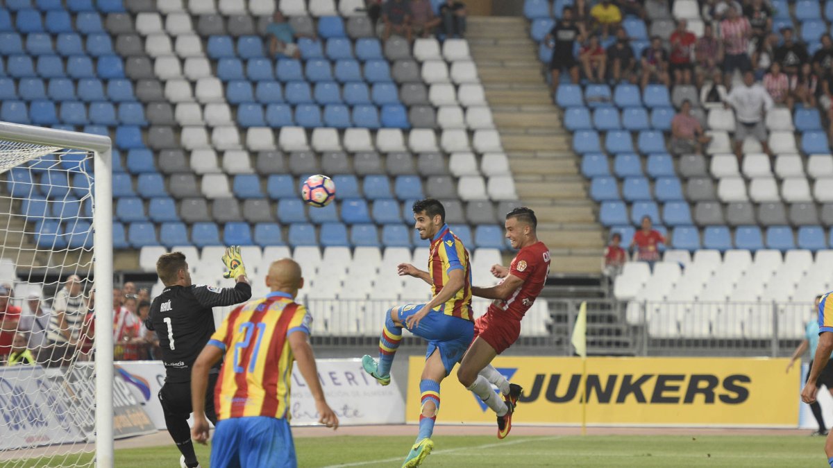 Quique González anotando el tanto del empate frente al Levante.