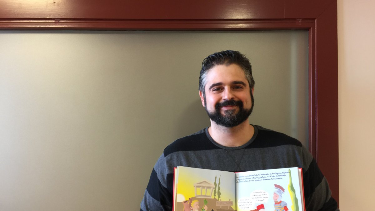 Jesús Muñoz es un almeriense almeriensista empeñado en que los niños aprendan la historia de su tierra.