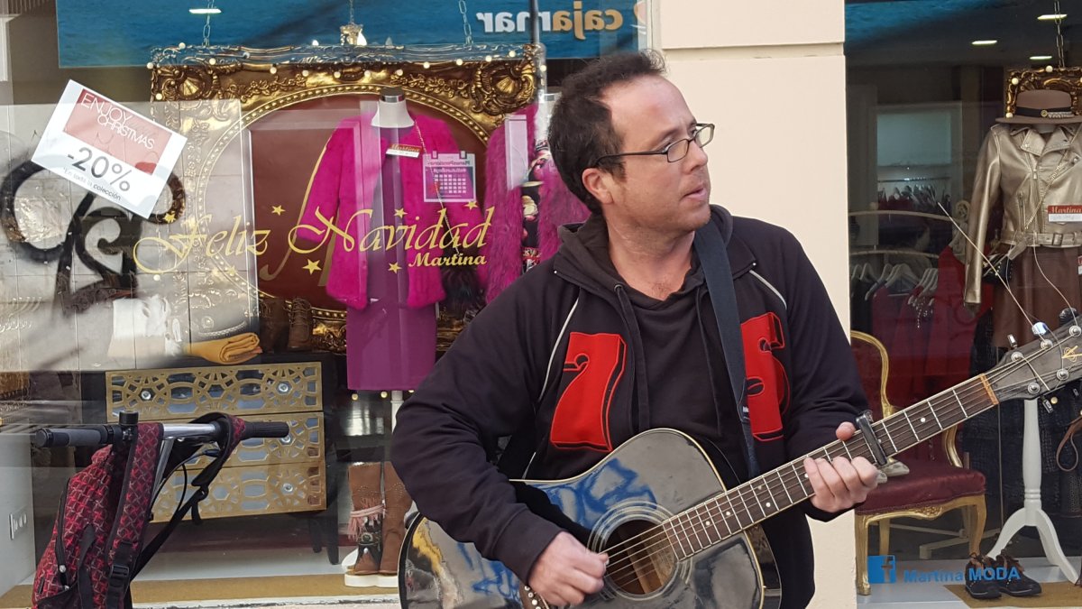 Su guitarra se ha convertido por méritos propios en un clásico del centro de la capital.