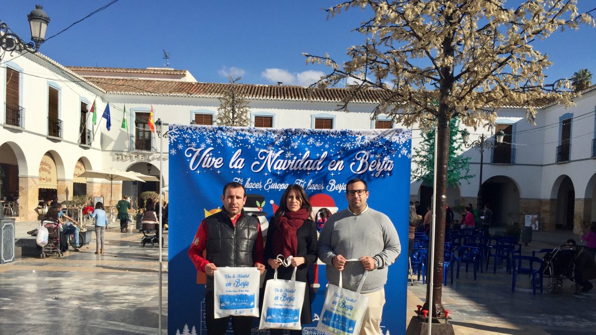 diputada y concejales promocionan la campaña.