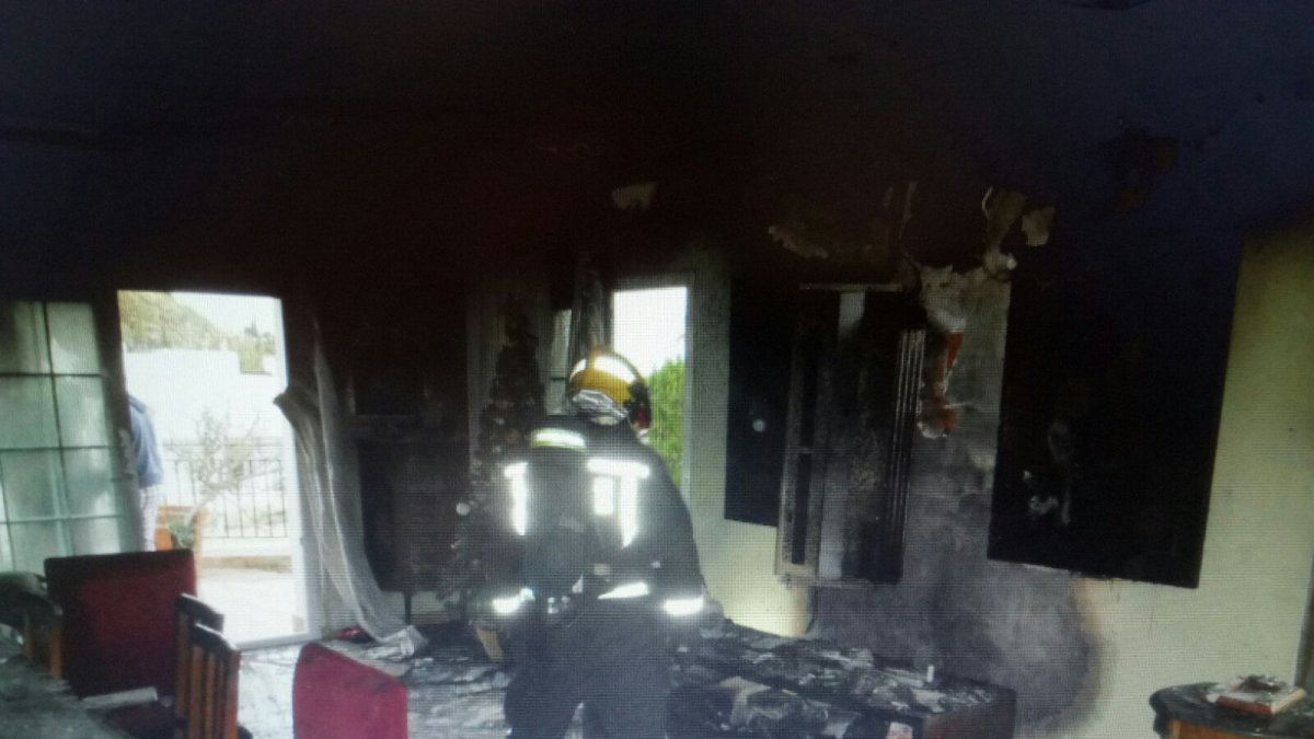 Los bomberos, durante su intervención en la casa de Mojácar