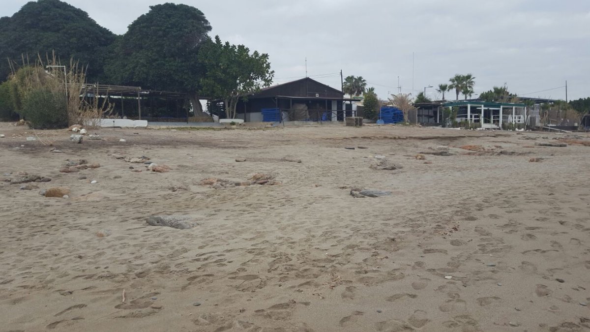 Al igual que en fases anteriores, el paseo separará los chiriguitos de la arena de la playa.