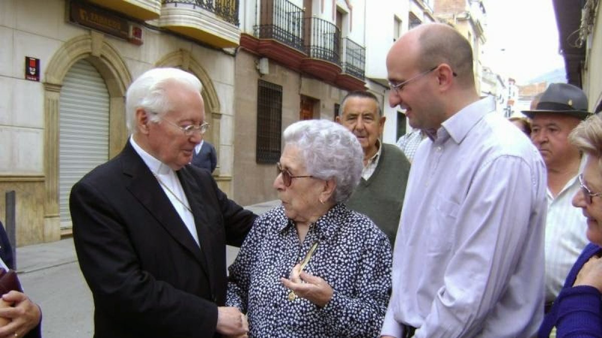 Monseñor Mullor durante una de sus últimas visitas a su localidad natal.