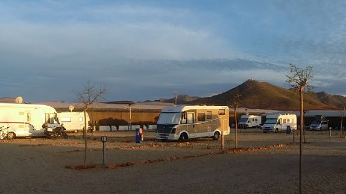 Camper Park está situado a medio camino de San José y Cabo de Gata y cuenta con espacio para más de 40 autocaravanas.