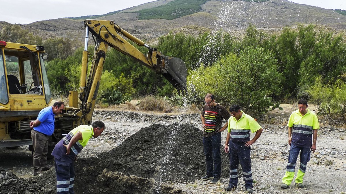 El equipo trabaja en una fuga en la arteria principal de abastecimiento de Doña María, en Las Tres Villas.