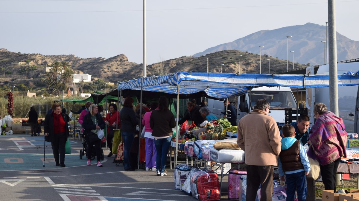 Puestos y clientes el nuevo emplazamiento del mercadillo.