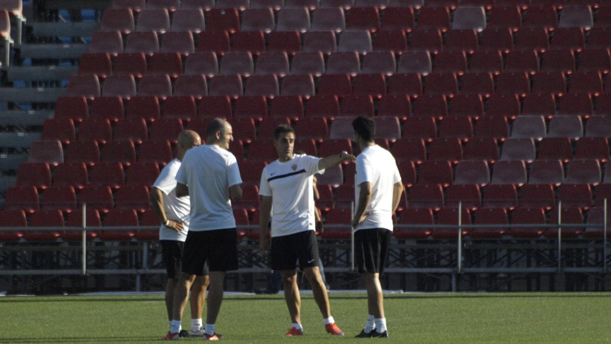 El cuerpo técnico del Almería tiene tarea.