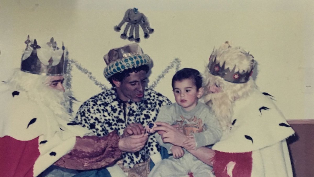 El alcalde, Fernández-Pacheco, en una imagen de niño junto a Sus Majetades de Oriente . R.F.P.