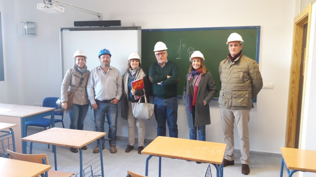La delegada de Educación, Francisca Fernández, visita las obras del IES El Toyo.