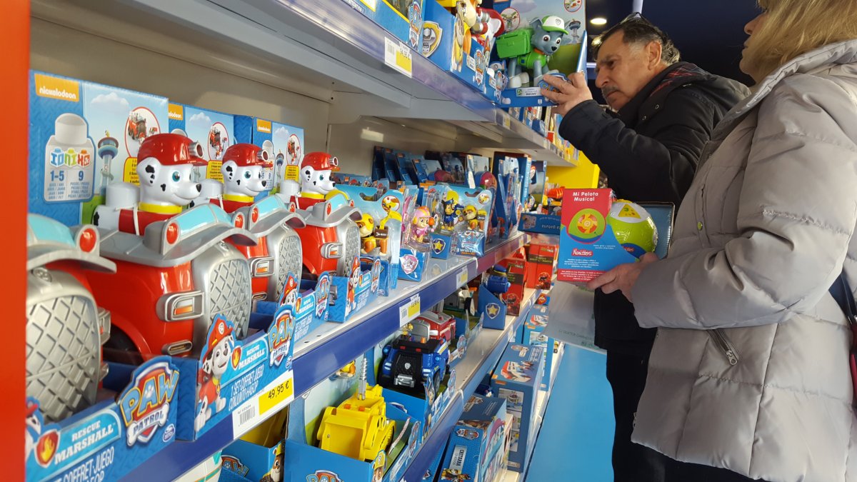Visitas de última hora a las jugueterías para ayudar a Sus Majestades.