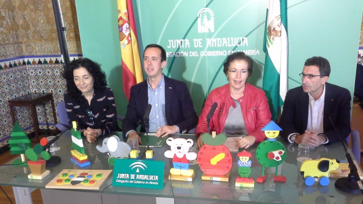 Mar Pageo, José Mª Martín, Gracia Fernández y Nicolás Navarro con juguetes del Javier Peña.