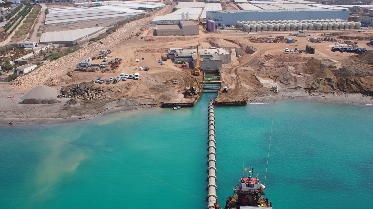 Tomade agua del mar construida para abastecer la última desaladora instalada en la provincia, en la costa de Balerma.