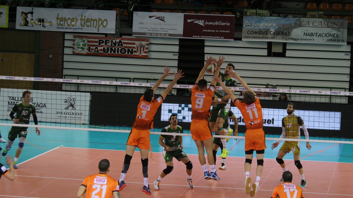 Borja Ruiz en una jugada del Teruel-Unicaja de la Supercopa.