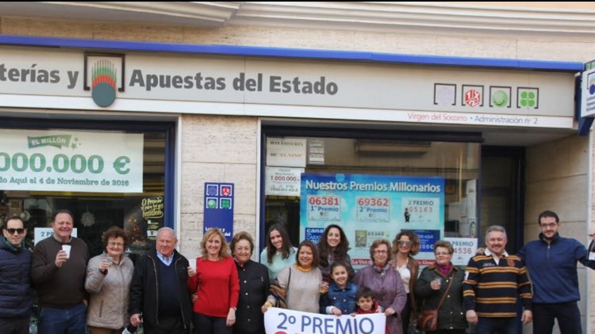 Isabel -de rojo- es ya una habitual dando premios en Tíjola.