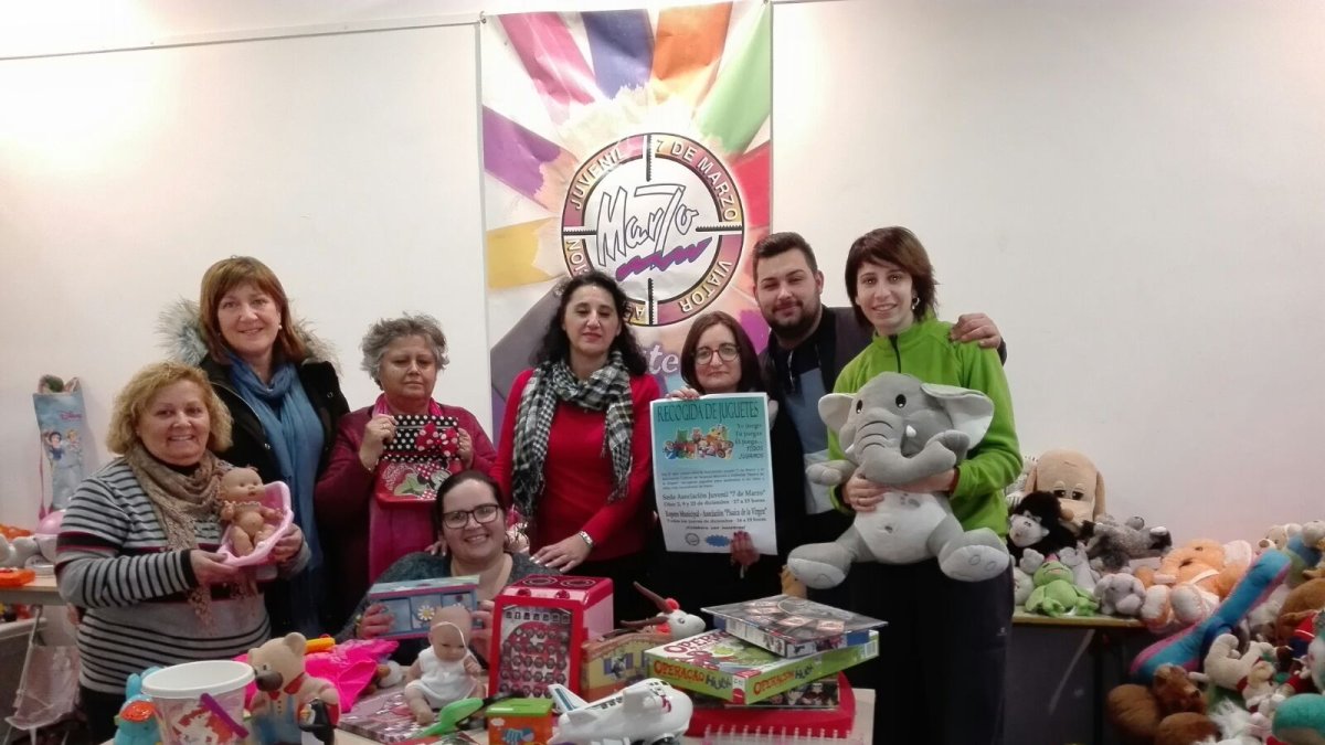 Las Asociaciones Juvenil y Pisaica de Viator con los juguetes recogidos.