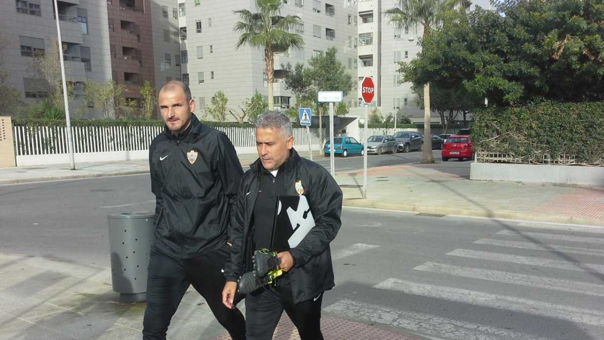 Soriano y Pepe Morales afrontan un cambio de acera.