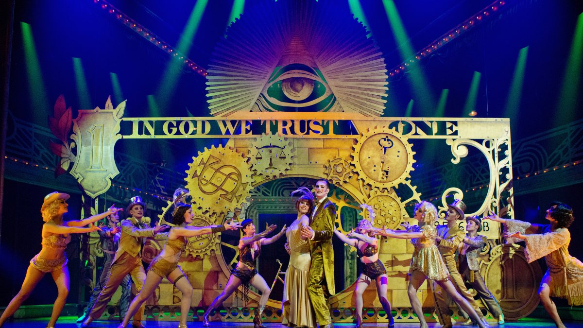 El musical está protagonizado por María Adamuz (Sally) y Armando Pita (Emcee).