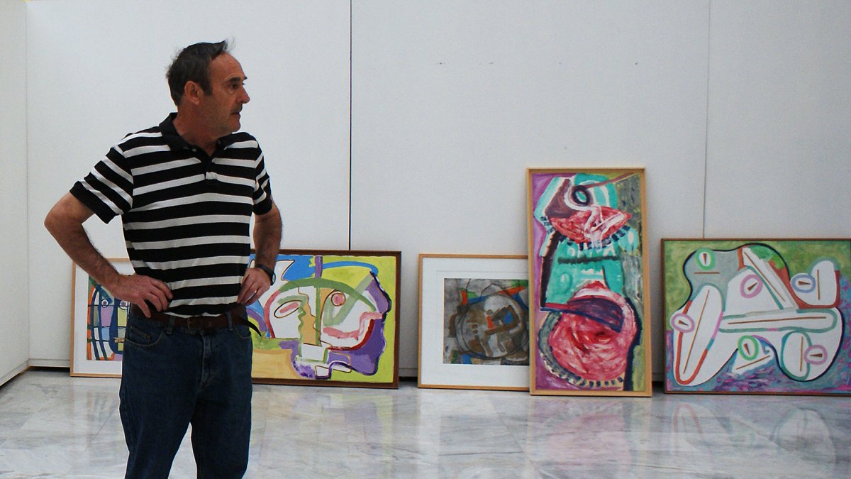 Gadea, con sus obras al fondo.