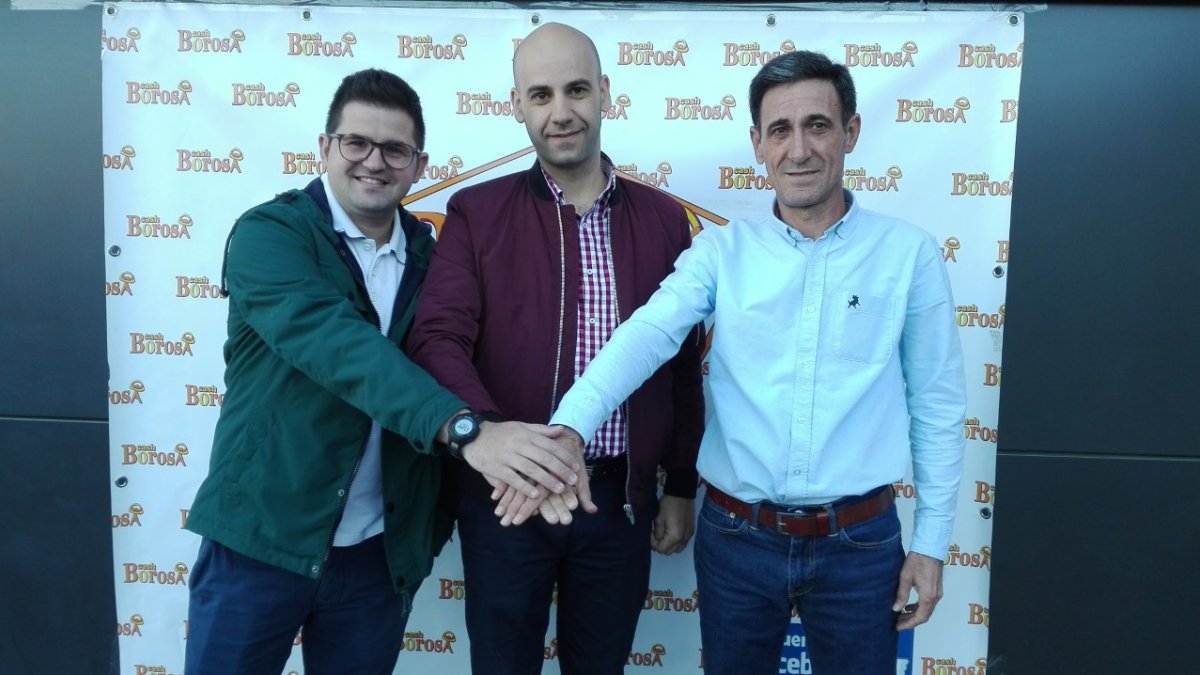 Los concejales de Viator y Huércal con el gerente de Cash Borosa.