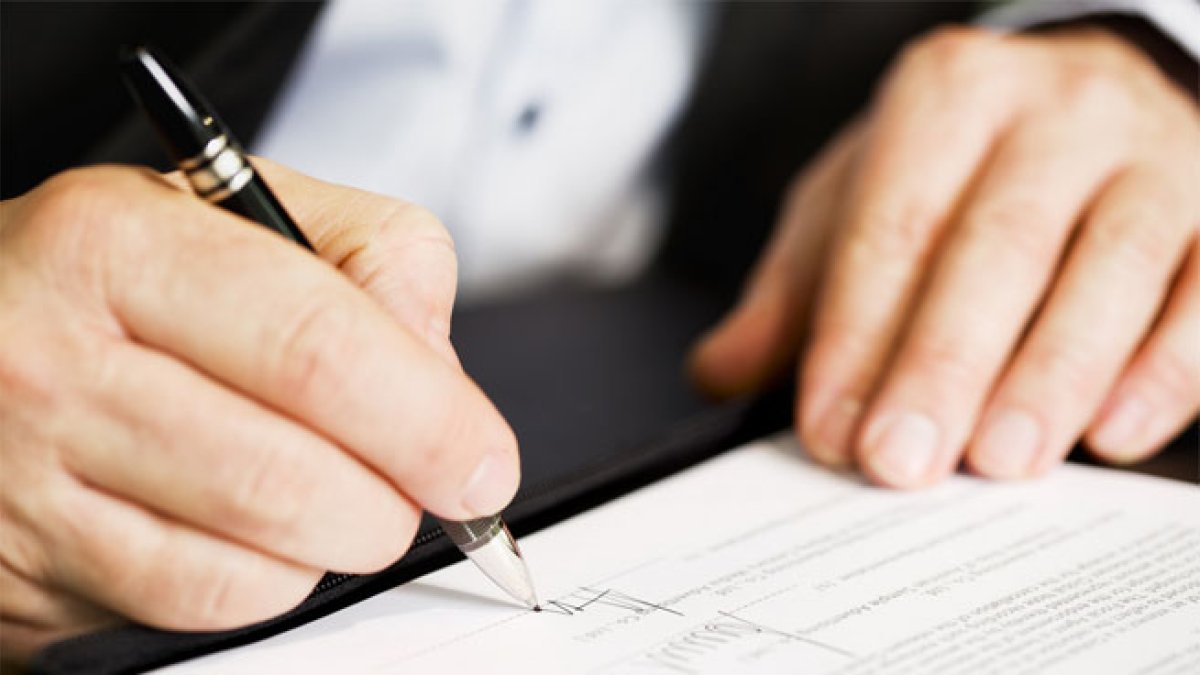 Momento de la firma de una escritura.